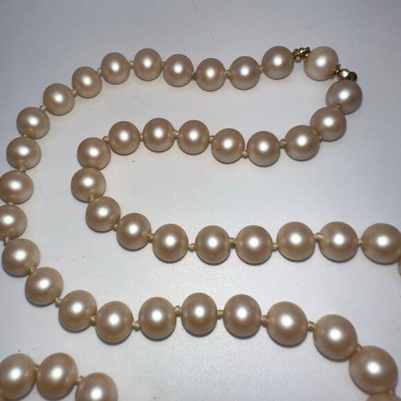 Vintage 24” strand white cream pink 8mm glass faux pearls hand knotted necklace - Picture 7 of 8